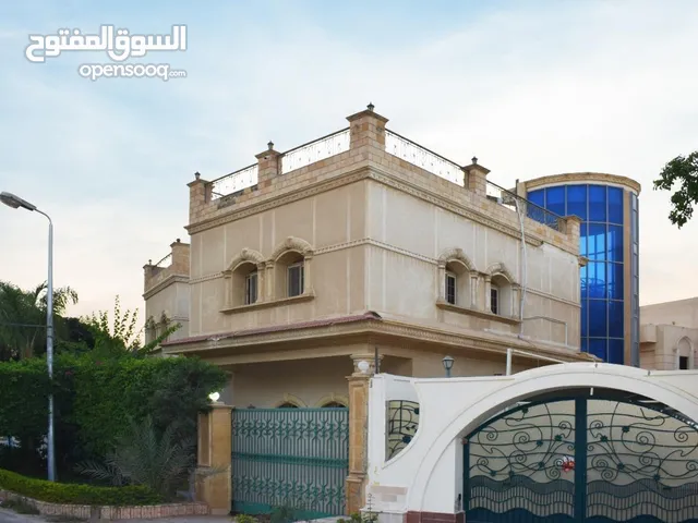فيلا للبيع ف التجمع الأول ف المجاورات خلف الميراج