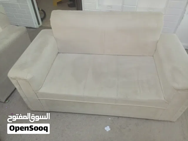 طقم كنب لون بيج بحاله الجديد