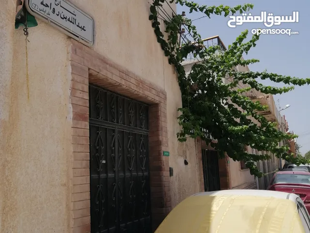 منزل مكون من طابقين للبيع الموقع فشلوم شارع عبدلله ابن رواحه بالقرب من جامع سيدي سليمان