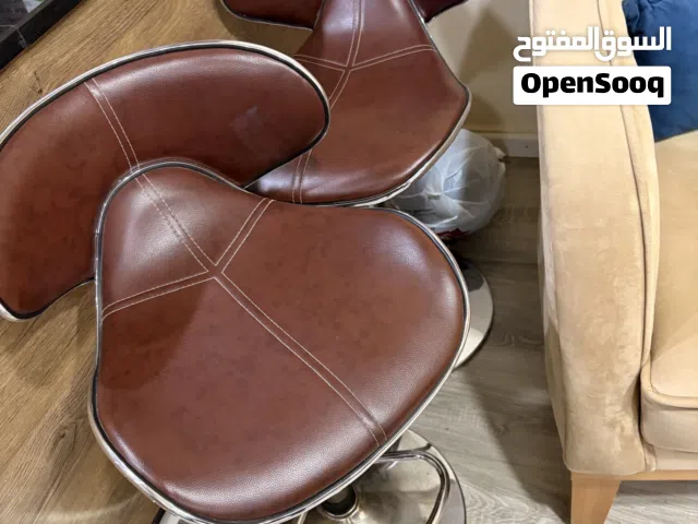 كراسي بحالة ممتازة شغالات بسعر  خمسة وثلاثين دينار الثلاث اثنين بني و واحد عنابي