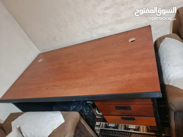 مكتب خشب بحالة ممتازة