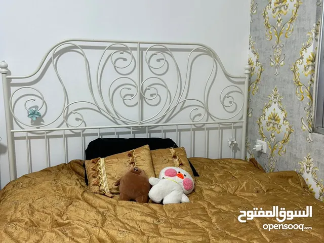 للبيع سرير معدني بللون ابيض مميزمع مرتبه مريحه جداا