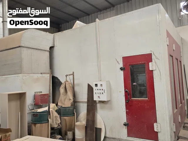 فرن صباغة سيارات مع ادوات الصباغه والسمكره بالكامل وبعض عدد المكانيكا للسيارات