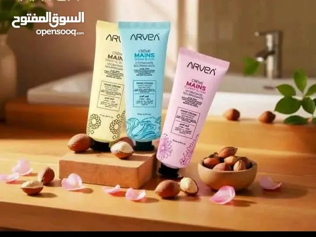 أنواع من كريمات اليدين كل واحدة بعطرها وسحرها الخاص، وكلها بتركيبة طبيعية ترطّب وتحمي يديك من أول