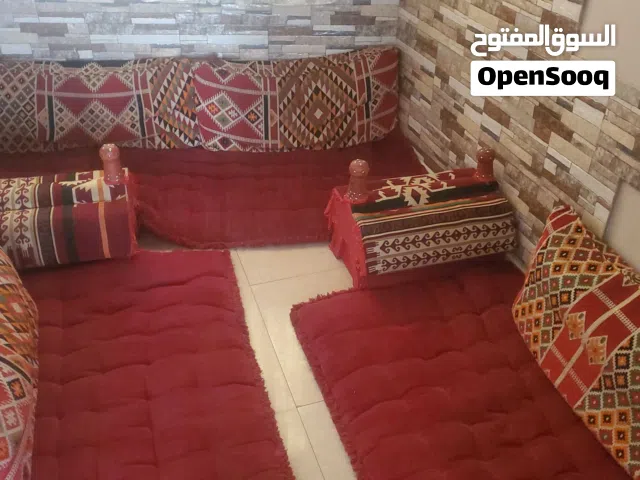 مجلس بدوي احمر راقي شبه نظيف