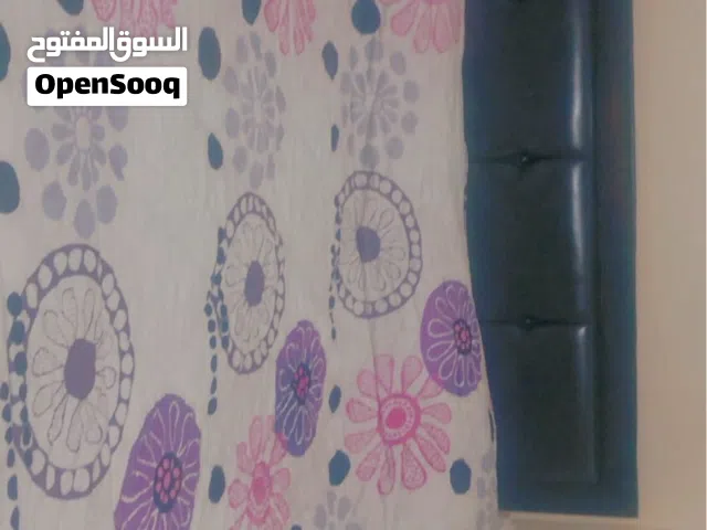 غرفه نوم لون بني خزانه كبيره