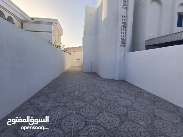 250 m2 4 Bedrooms Apartments for Rent in Muscat Al-Hail