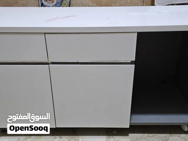 Sideboard in very good condition and veavy quality.