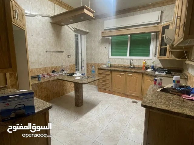 شقة سوبر ديلوكس للبيع طابق ثاني 3غرف نوم وحدة ماستر وصاله وصالون وحمام عدد2 ومطبخ راكب مرتب