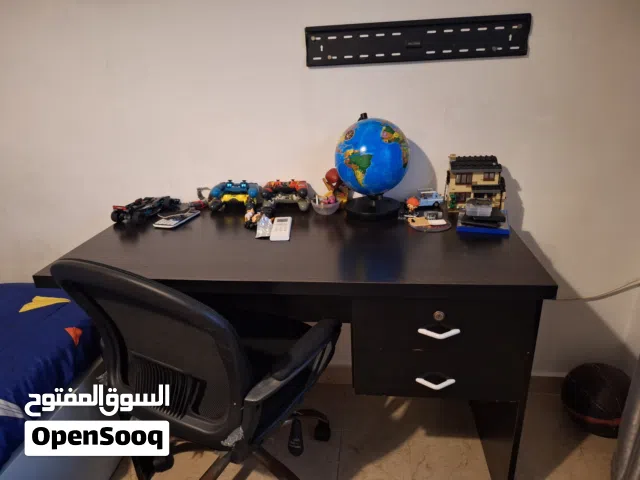 مكتب دراسي مستعمل مع كرسي