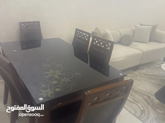 طاوله سفره بحاله جيده جدا خشب زان وكراسي عدد6جلد ما فيها شيء نظيفه جدا وعليها سكريت