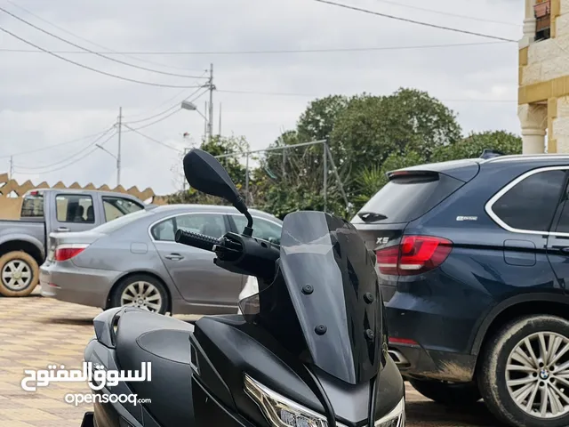 سكوتر ابريليا 160 sxr بحال الجديد عزم قوي جدآ موفر بنزين