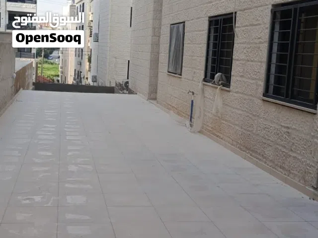 شقه الطابق شبه الارضي يتبع لها 100 متر تراس يصلح لعمل حديقه واسعه جدا في البنيات قرب شارع المطار