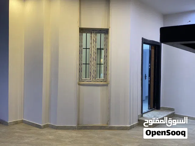بسم الله الرحمن الرحيم منزل تشطيب حديث في عين زارة قرب اربعة شوارع عليوي مسقوفه 170متر ومساحته205متر