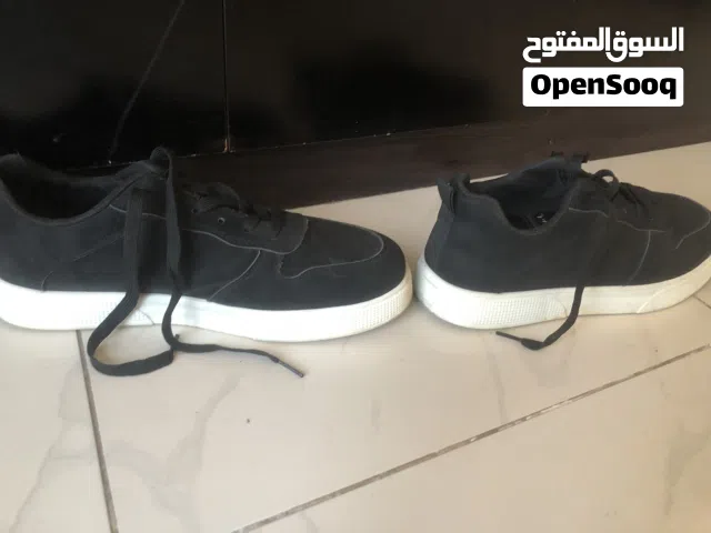 Black classic shoes for cheap price not very used