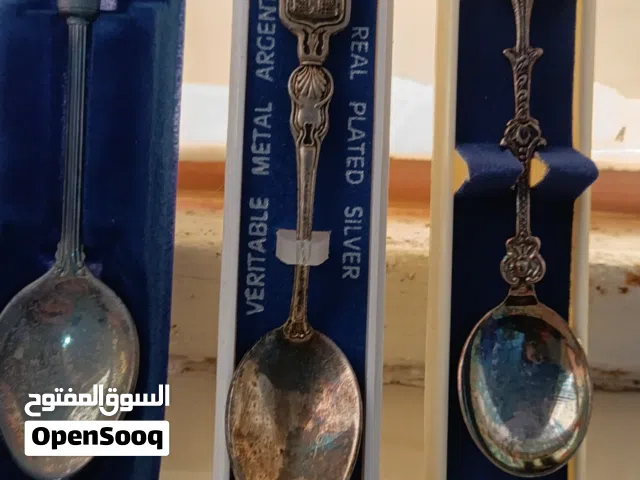 ملاعق وعلبه طلاء فضه