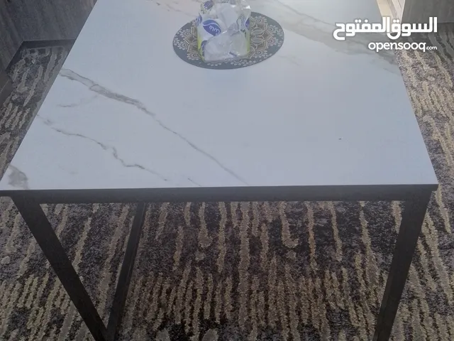 طاوله سفره للمطبخ مع اربع كراسي بلاستيك