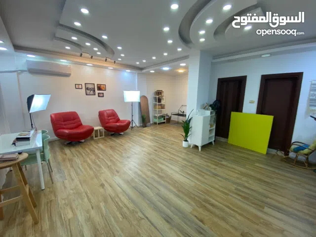 مكتب تجاري للايجار في الصويفية شارع الأميرة تغريد الرئيسي ، الطابق الثاني ، مساحة 50م2