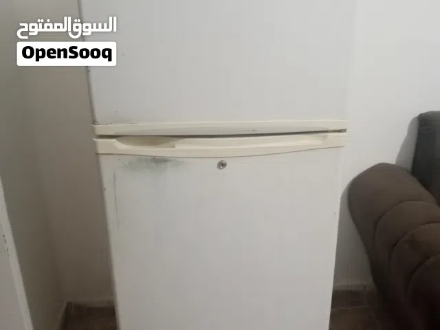 ثلاجة بالإضافة إلى مكتبة كتب زي ما هو بالصور بسعر مناسب