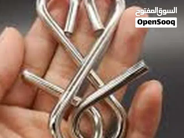 قطع معدنيه متشابكه .  وفك لغز تحريرها عن بعضها.. 40 قطعه..  لايمكن فك القطع عن بعضها الا اذا. اتبع