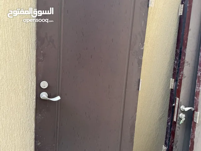ابواب مستعمله خشب و حديد للبيع - عجمان بحالة ممتازه