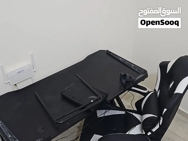 طاوله وكرسي