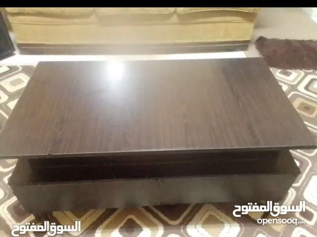 طقم طاولات ثلاث قطع بحاله جيده الطاوله الكبيره بحاجه لغراء فقط