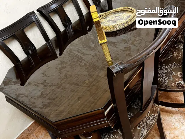 طاولة سفره كبيره مع  6 كراسي منجدين ضغط عالي