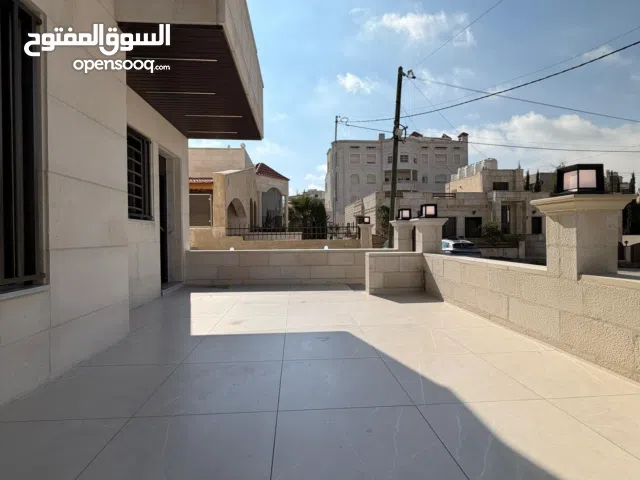 شقة طابق ارضي مع ترس وكراج خاص في أجمل مناطق منطقة البنيات / خلف مديرية الأمن العام