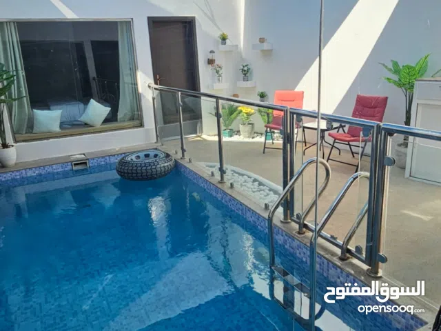 (سعر ثابت 30 ريال) شاليه صغير يتكون من غرفه وصاله مع مسبح للايجار المؤقت في الحيل الشماليه