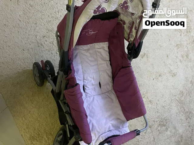 عربة أطفال مستعملة