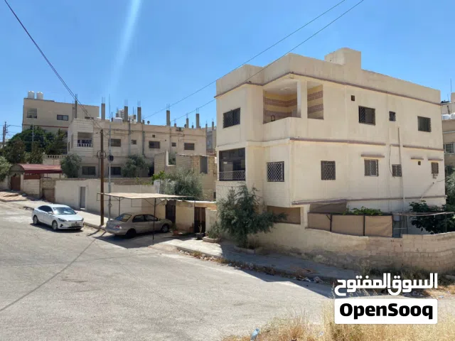 بنايه مكونه من ثلاث طوابق