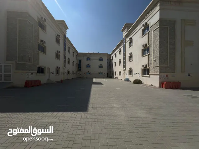 سكن عمال ثلاث طوابق