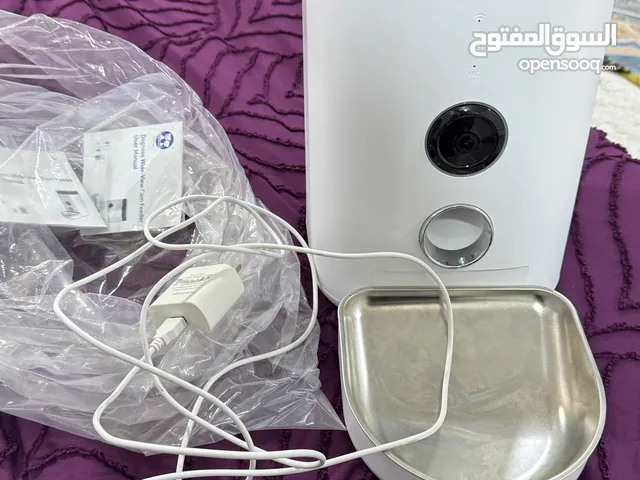 جهاز تغذية الحيوانات بواسطة تطبيق التحكم عن بُعد مع وظيفة جدولة التغذية وتصميم مانع لانسداد الطعام