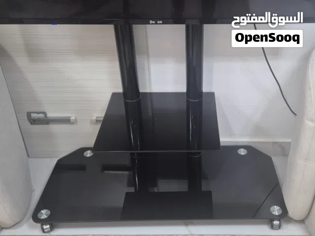 طاولة تلفزيون متحركة بعجلات كواليتي ممتاز كالجديدة-أدراج سوداء نظيفة - يوجد غسالة وغرفة نوم أطفال