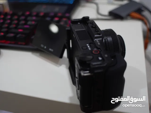 كاميرا zve10 مع عدسه 27mm f2.8 وكيج