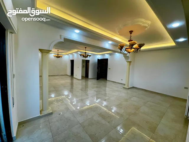 شقة طابقية للبيع ( مجددة بالكامل )