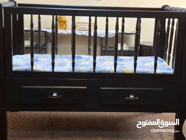 تخت اطفال يفتح من الجهتين لعمر خمس سنوات معو فرشتو خشب زان استخدام بسيط