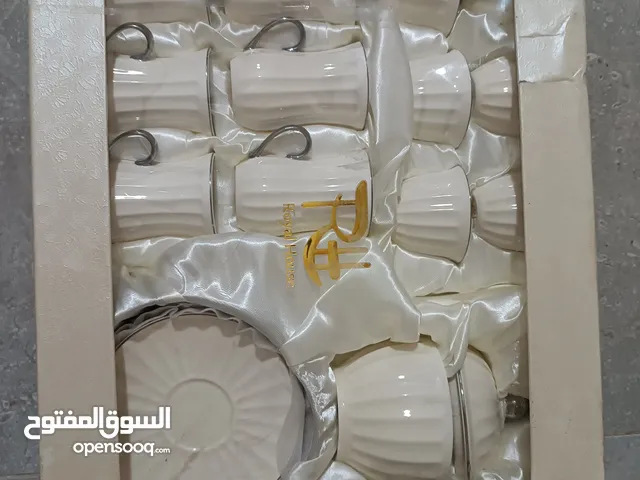 طقم مكون من: 6 أكواب شاي مع القواعد و6 فناجين قهوة مع وعاء لتخزين السكر