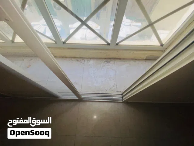 شقة غرفتين وصالة للايجار سنوى بعمان قريبة من جميع الخدمات ومحطة الباص ومولات والمدارس قريبه من خدمات