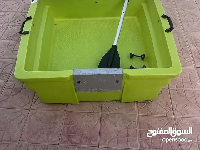 قارب كياك مستعمل بحالة جيدة للبيع
