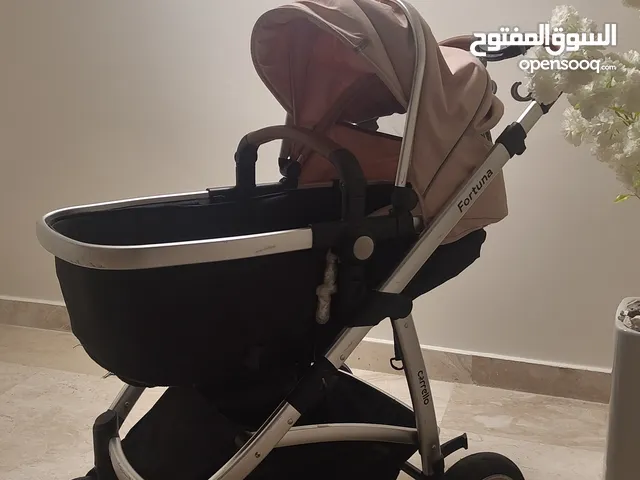 عربة اطفال fortuna لون وردي و حالة ممتازة جدا تنقلب على جيهتين و تطبق
