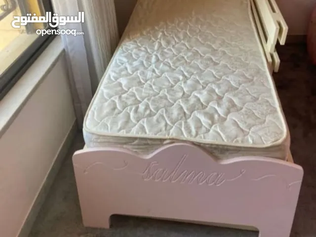غرفة صبايا بناتي سرير مفرد وخزانة درفتين ووحدة ادراج
