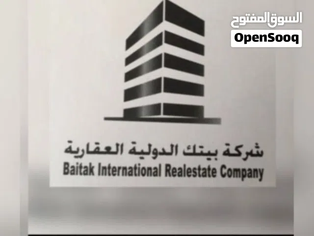 عدد شقتين ثلاث غرف اول ساكن سكن مالك ويوجد شقه بروحها في السطح مع روف كبير