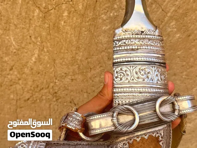 مزاد مشروط 10 دقائق على  خنجر ساحلية عمانية قديمة مؤرخه سنة 1375 هجري عمرها 72 سنة  تقريباً