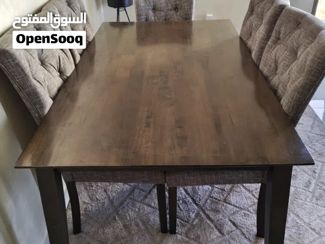طاولة سفرة 6 كراسي بحالة ممتازة استخدام خفيف مقاس 150*90*74 قوية و عملية