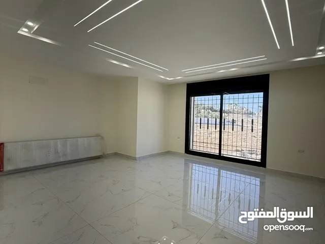 شقة طابقية طابق اول بأجمل مناطق البنيات / طريق المطار
