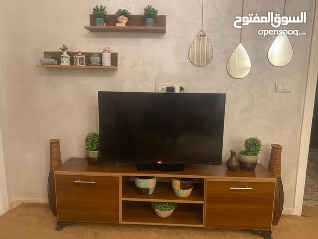 طاولة شاشه مع رفوف استعمال بسيط للبيع بسعر 10 دينار خاليه من اي عيوب الصور واضحه