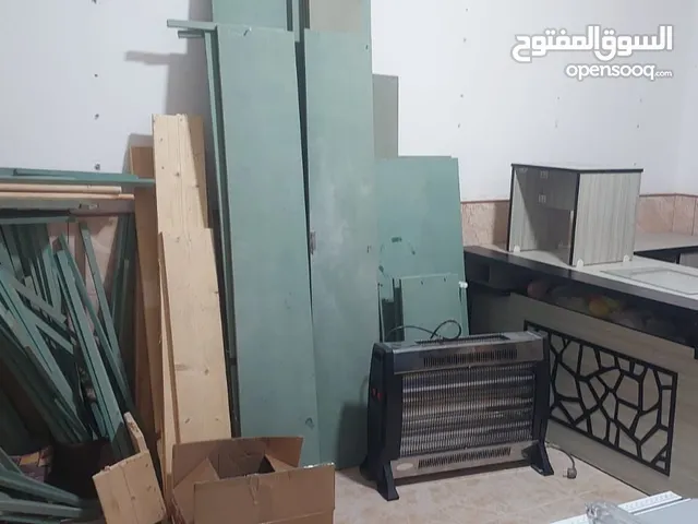 رف خشب وزاوية ديكور ومكتب مدير وصوبة كهرباء