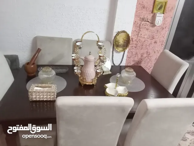 غرفه نوم وطاوله سفره للبيع بحال الوكاله